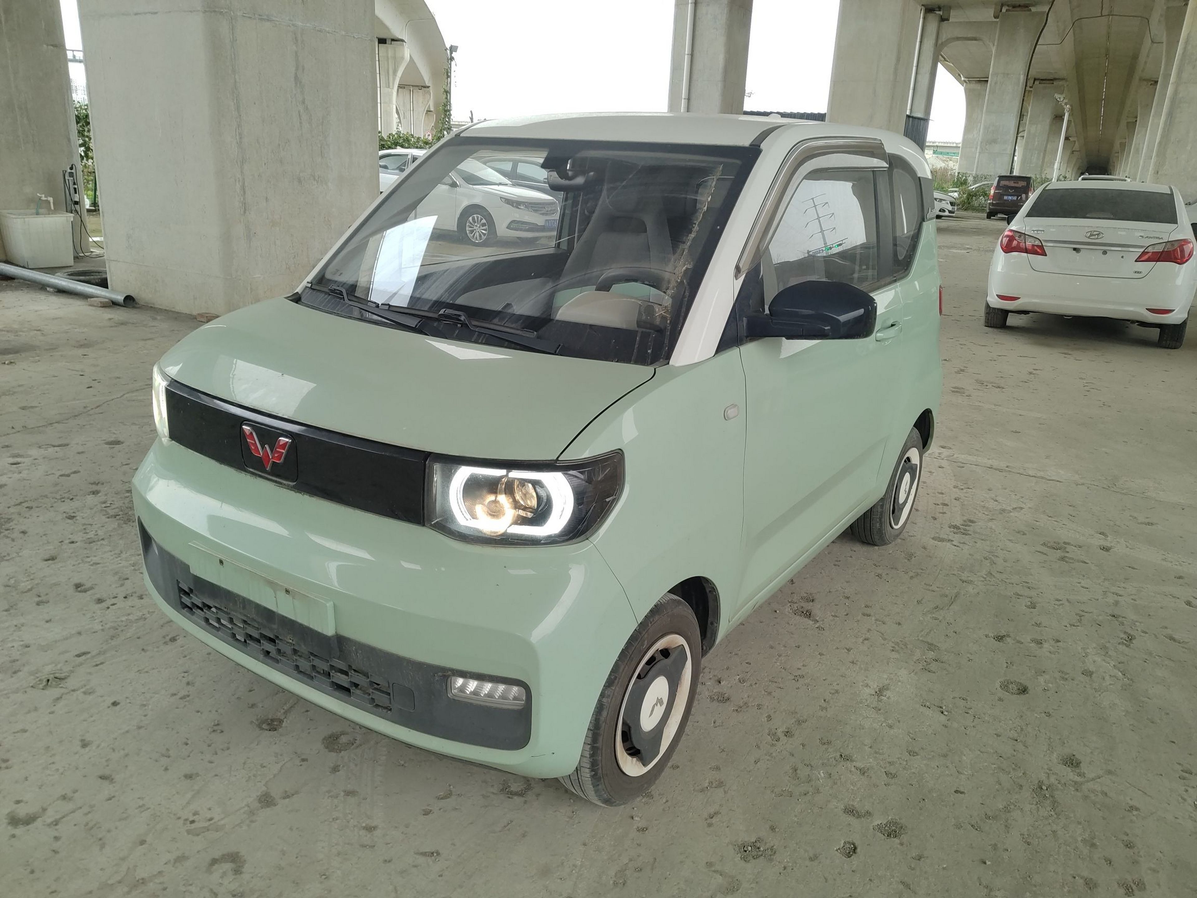 تحت مقدمة السيارة