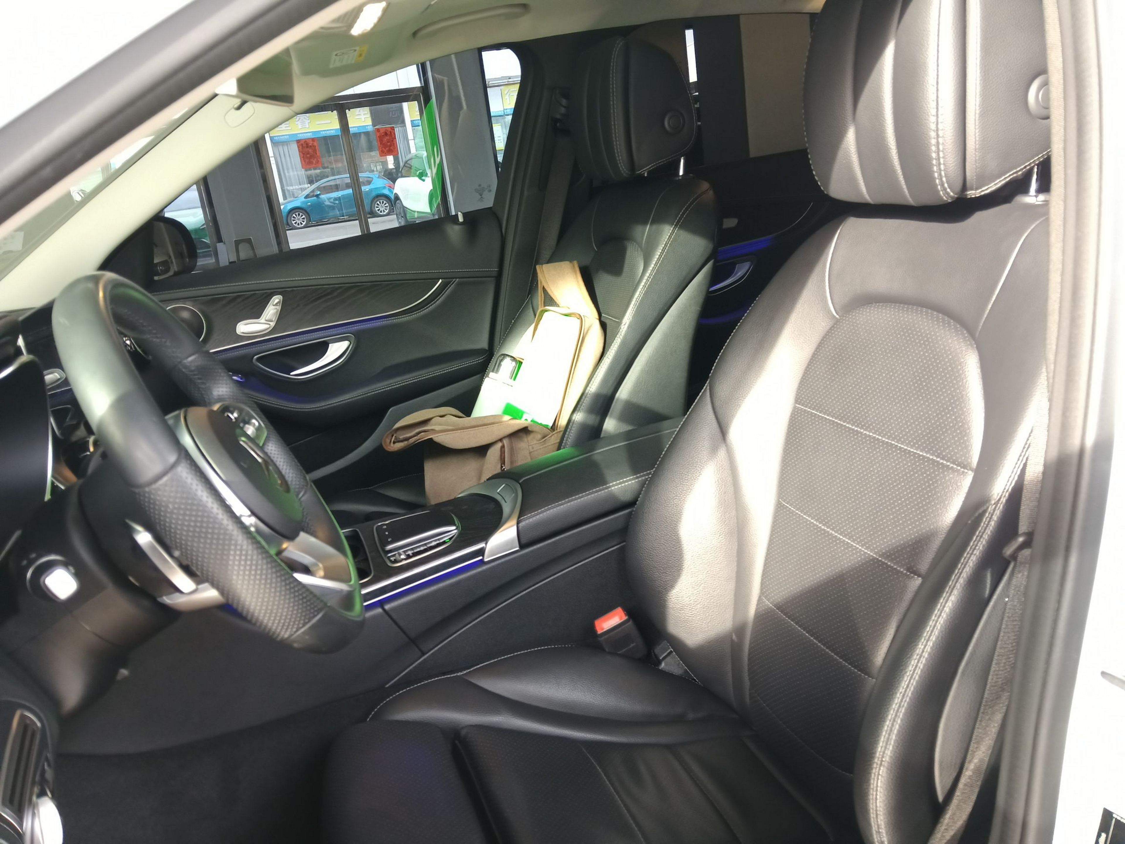 المقاعد الأمامية داخل السيارة