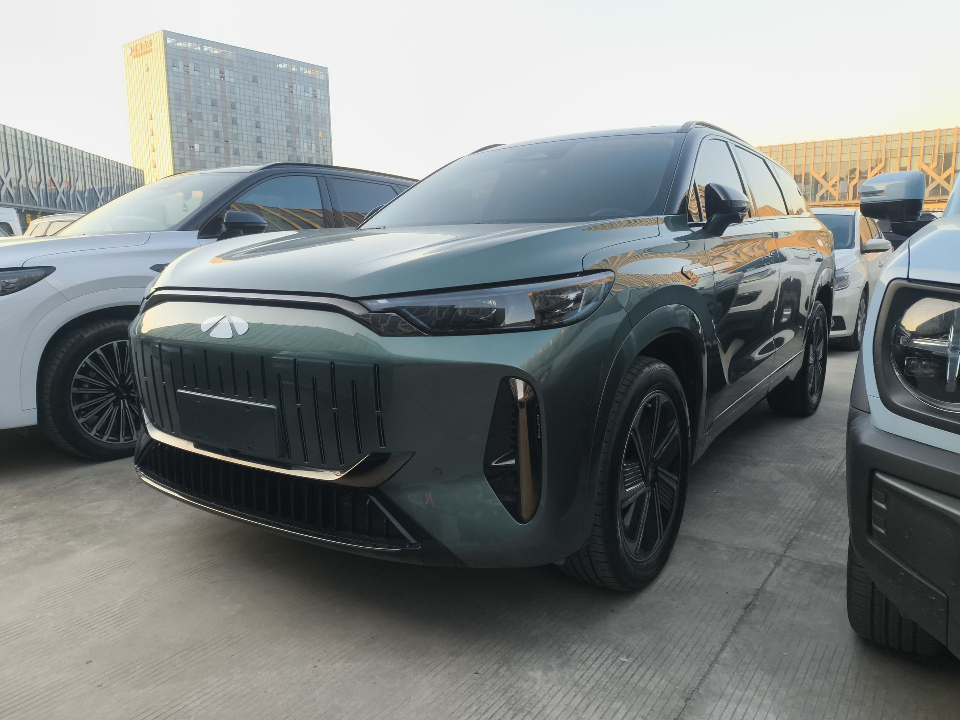 Под передней частью автомобиля