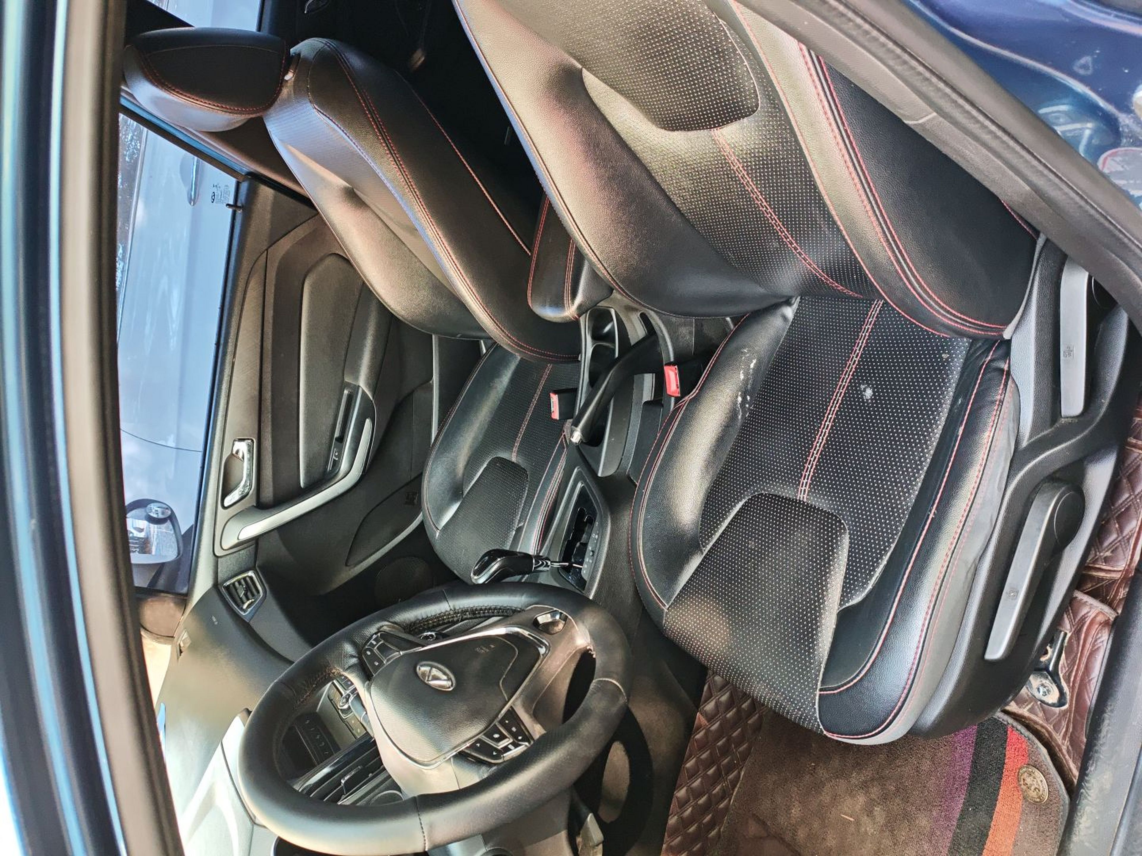 Переднее сиденье в автомобиле