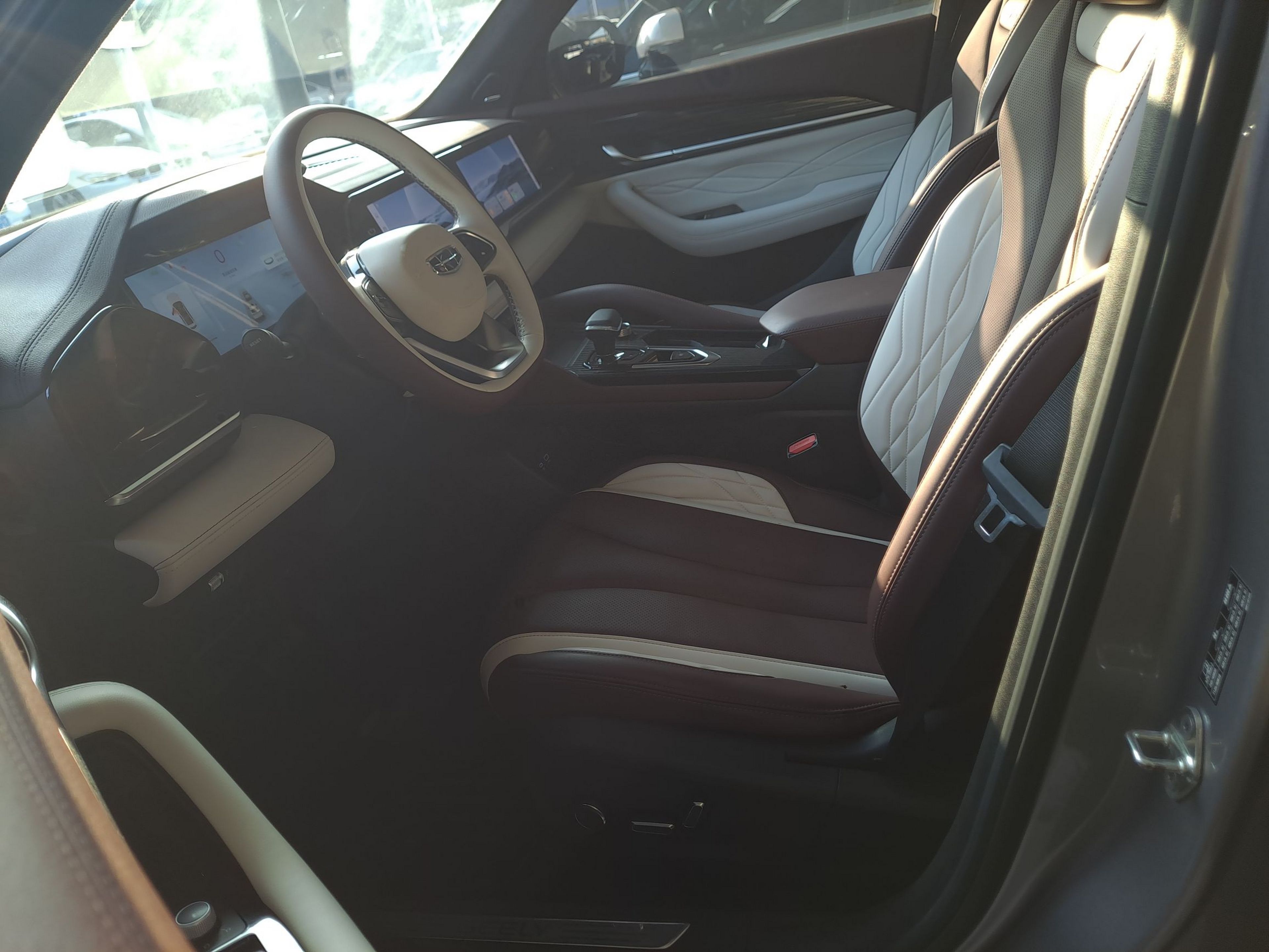 المقاعد الأمامية داخل السيارة