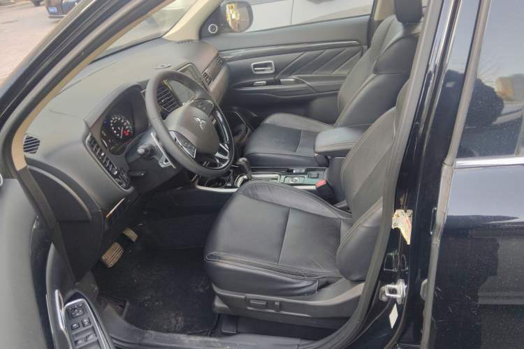 Used Mitsubishi Outlander 2019 2.4L 4x4 Zhi Xiang Edition 5 Seats China V Emission Standard
