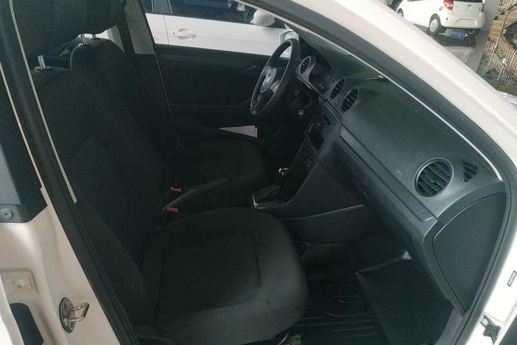 Used Volkswagen Jetta 2015 1.6L Automatic Fashion Model
