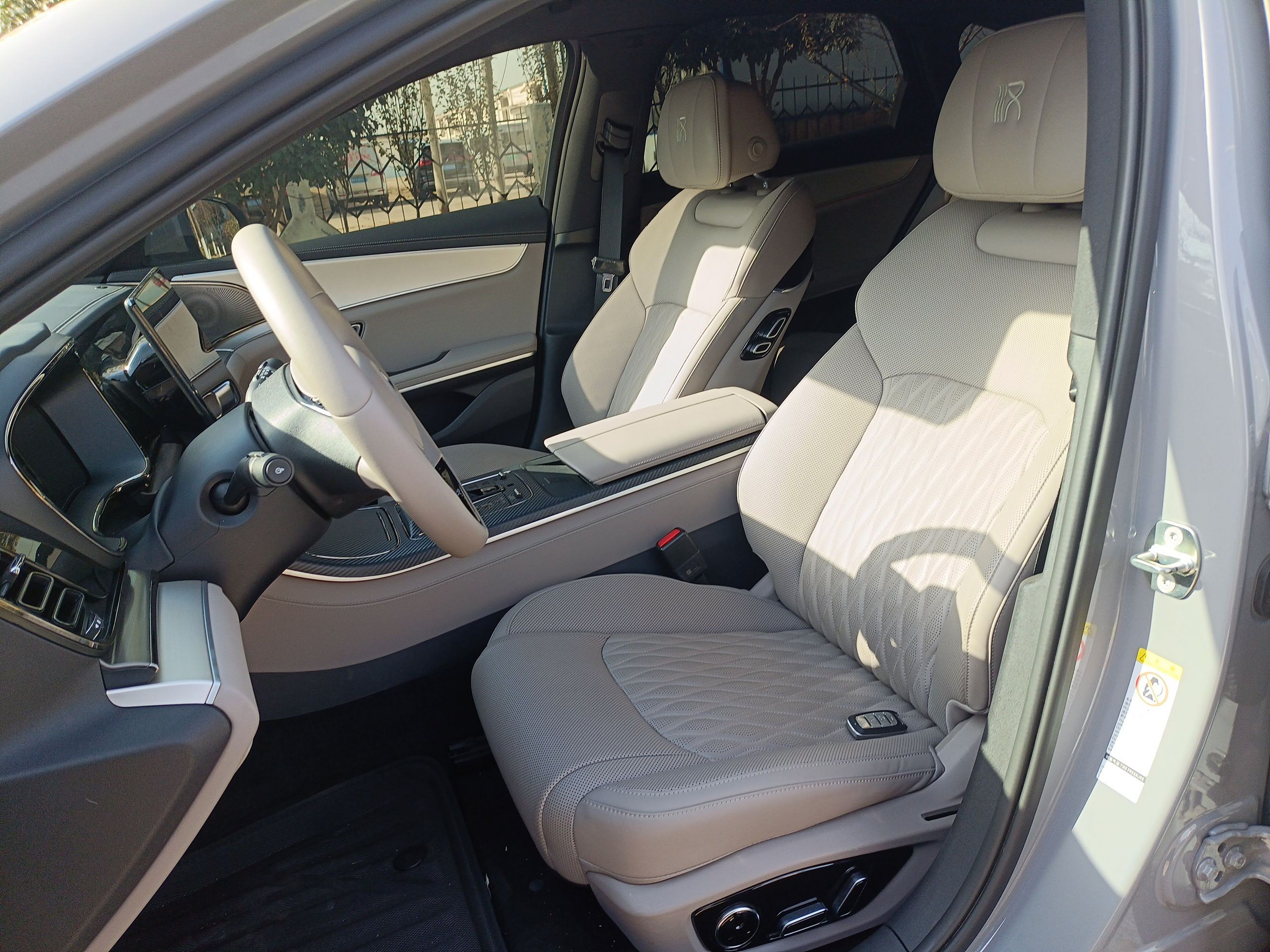 Переднее сиденье в автомобиле