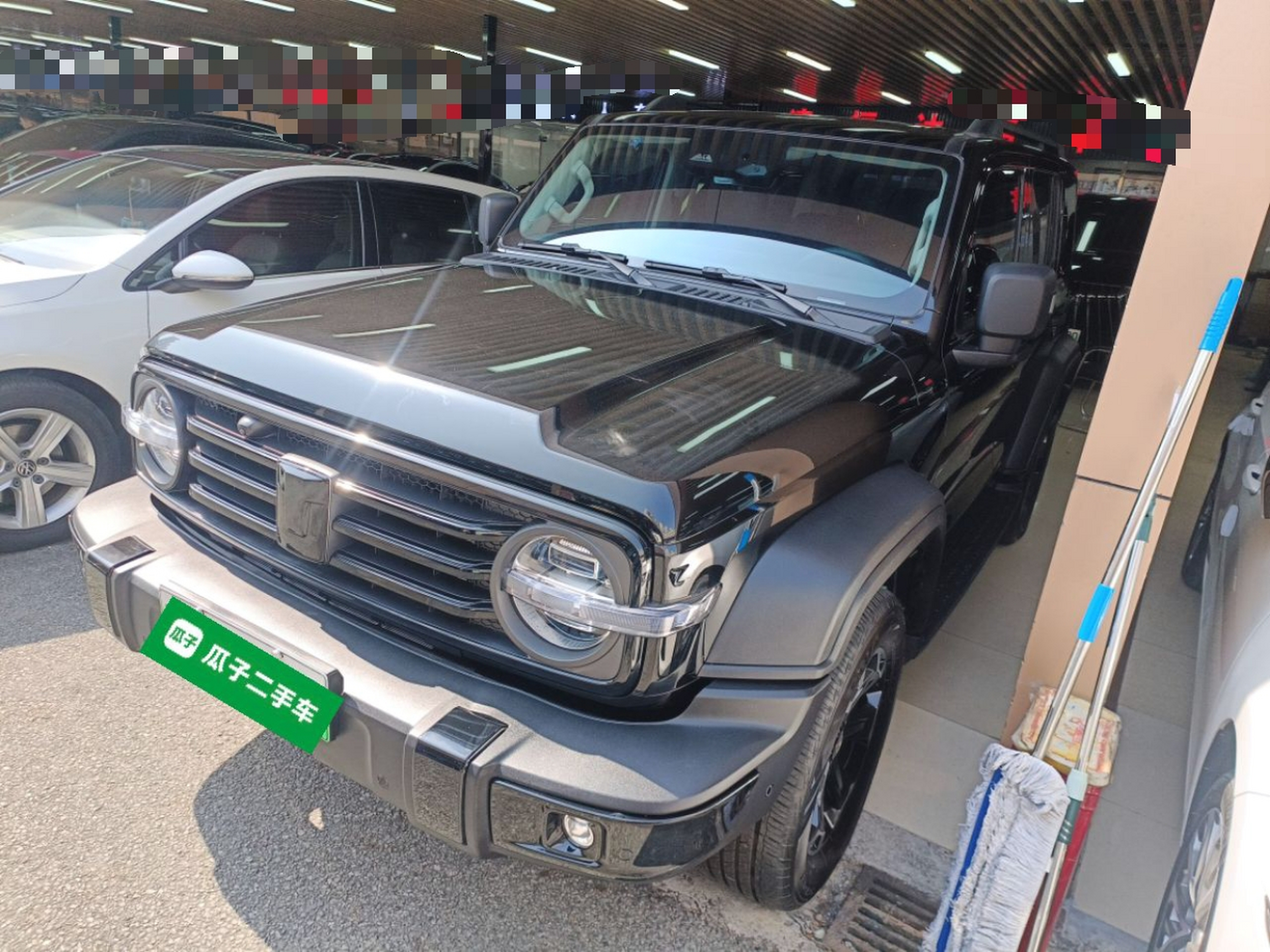 تحت مقدمة السيارة