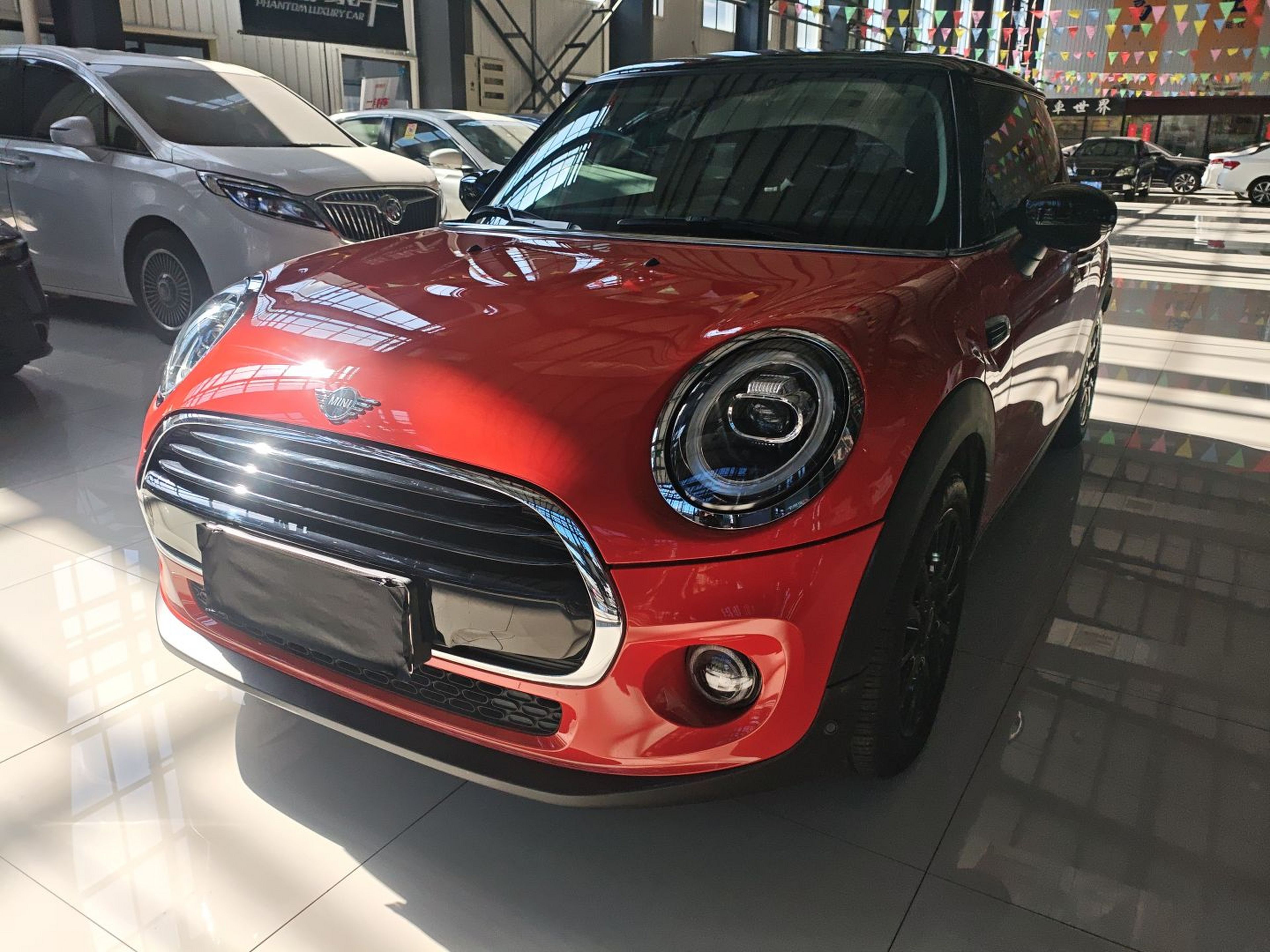 تحت مقدمة السيارة