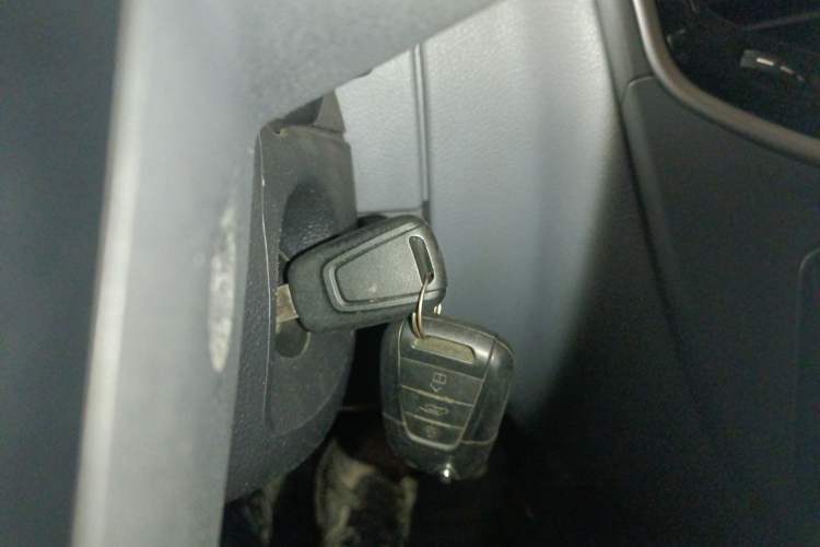 Used SAIC MAXUS Xintu V80 2023 2.0T Manual Classic Aoyuntong Short Wheelbase Ultra-Low Roof 5/6-Seater
