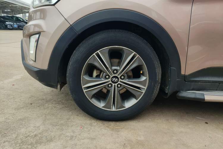 Used Hyundai ix25 2015 1.6L Automatic Two-Wheel-Drive Deluxe DLX Model
