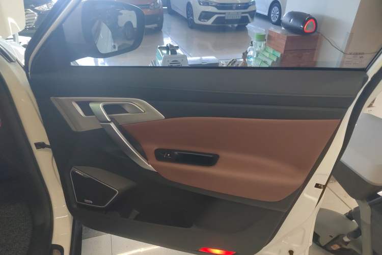 Used Geely Auto Emgrand X7 Sport 2018 1.8TD Automatic Two-Wheel Drive ZhiZun Model with 4G Connectivity
