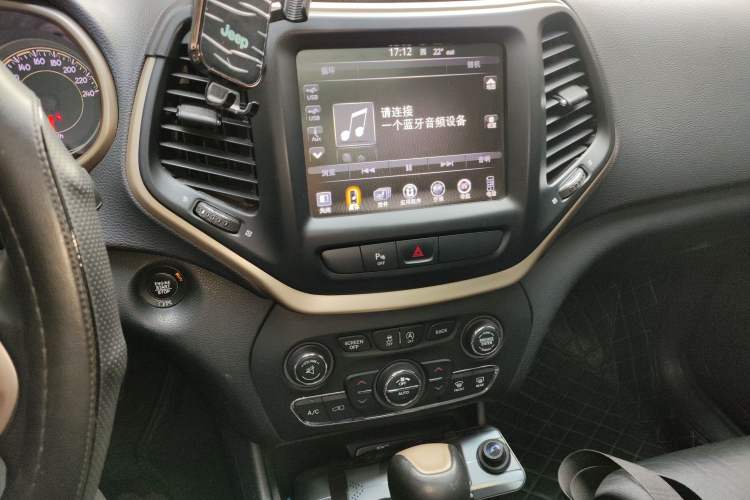 Used  Cherokee 2017 2.4L Leading Smart Edition