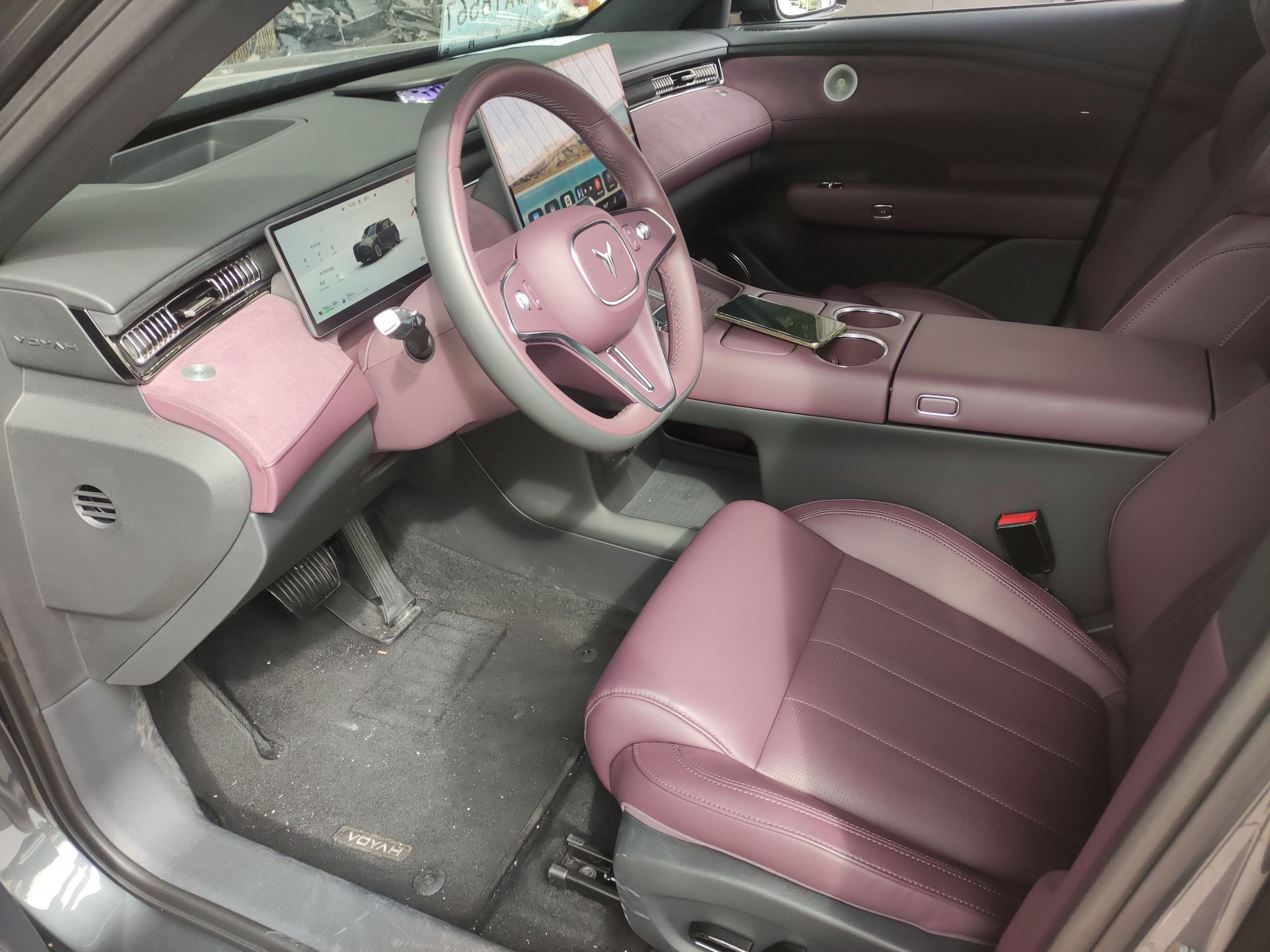 المقاعد الأمامية داخل السيارة