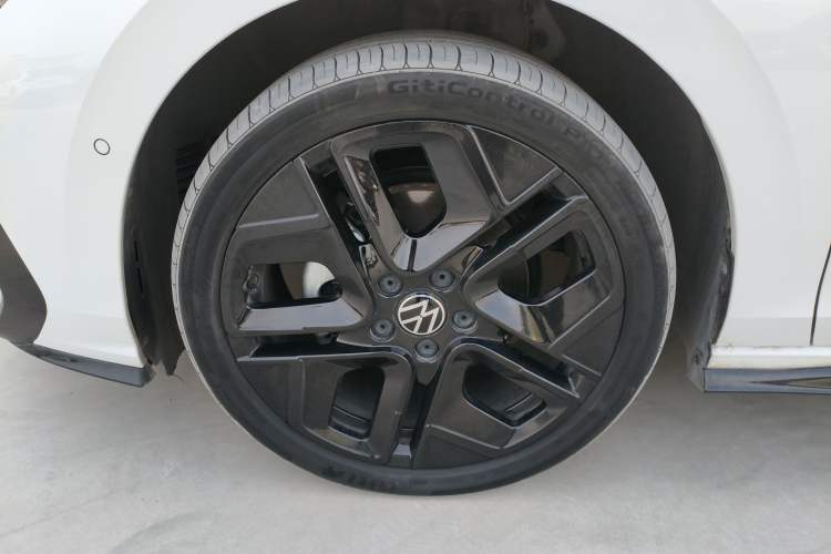 Used Volkswagen Golf 2025 300TSI R-Line

