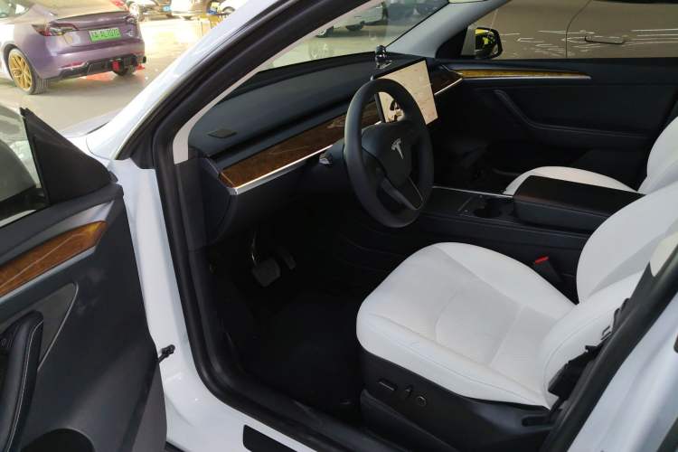 Used Tesla Model Y 2024 Long-Range All-Wheel-Drive Version