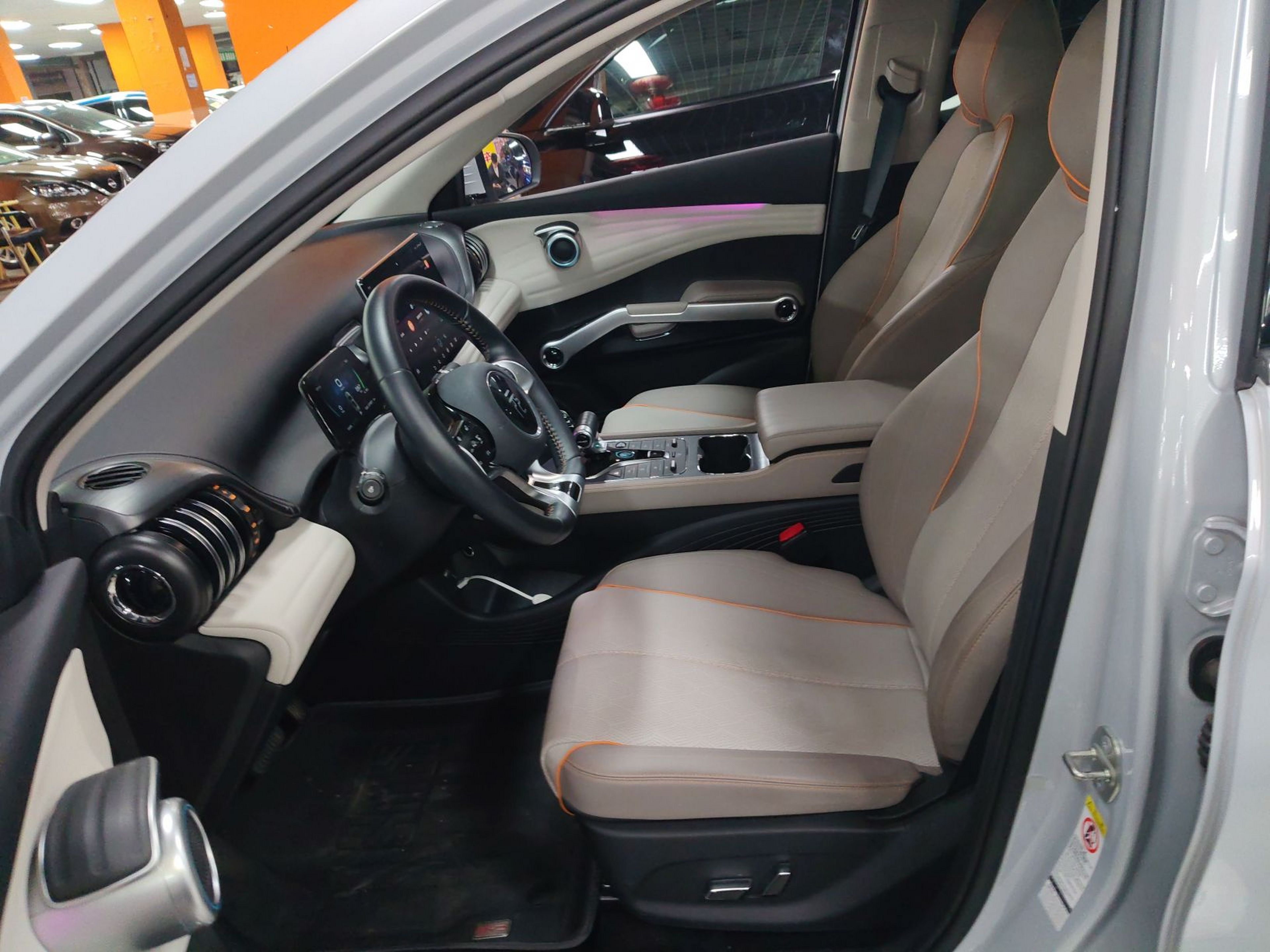 المقاعد الأمامية داخل السيارة