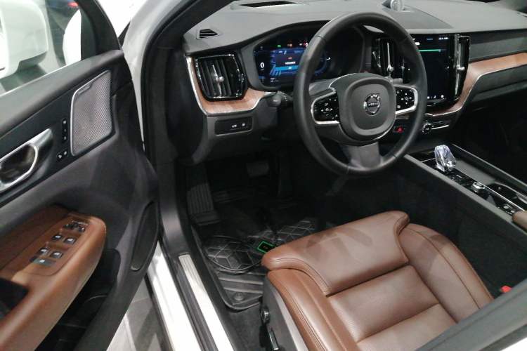 Used Volvo XC60 New Energy 2025 Plug-in Hybrid Long-Range All-Wheel Drive Smart Luxury Edition
