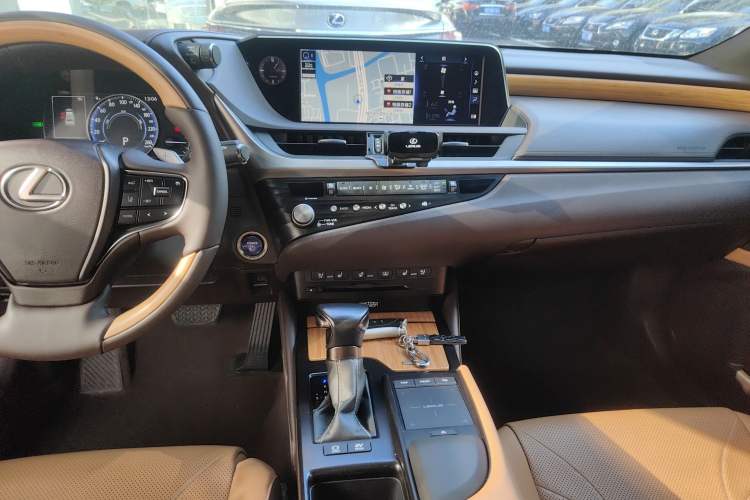 Used Lexus ES 2020 300h Executive Edition
