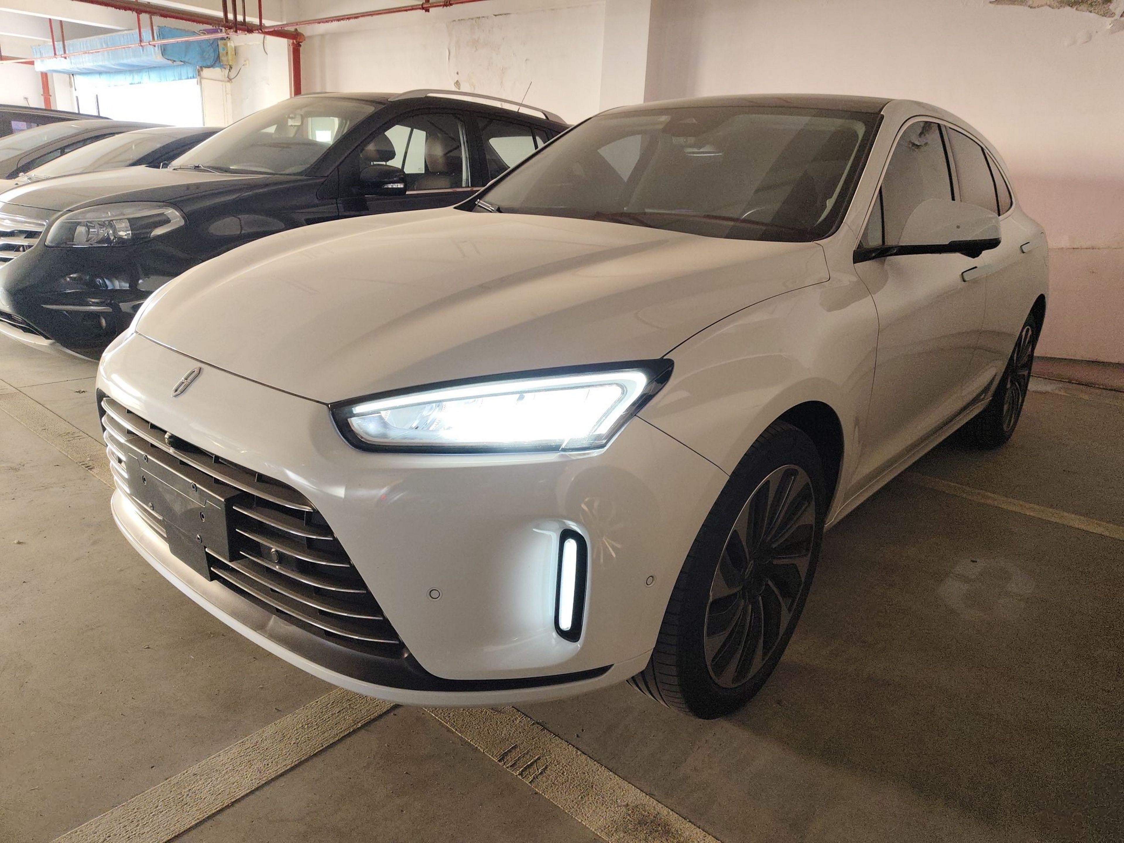 Под передней частью автомобиля