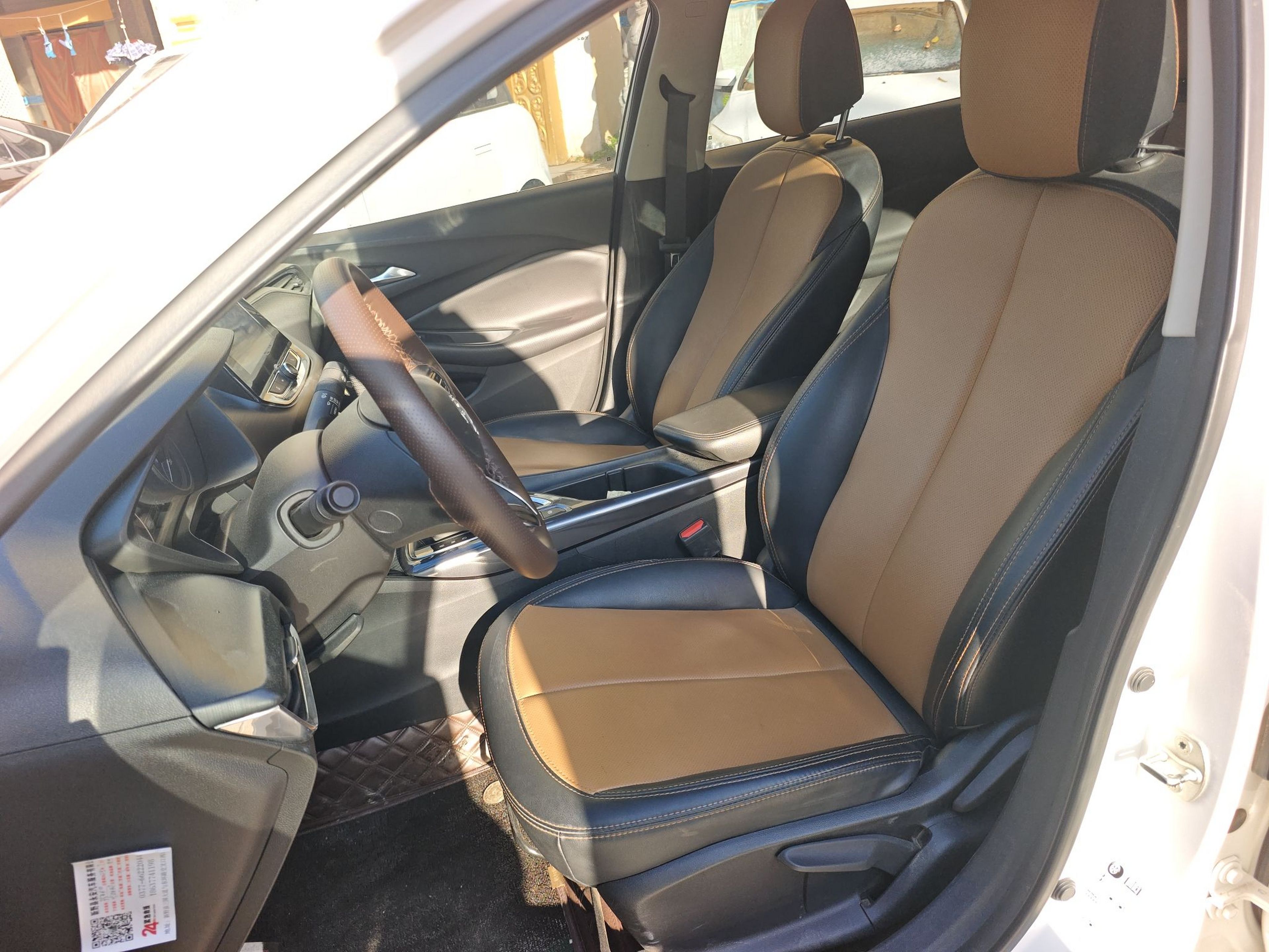 المقاعد الأمامية داخل السيارة