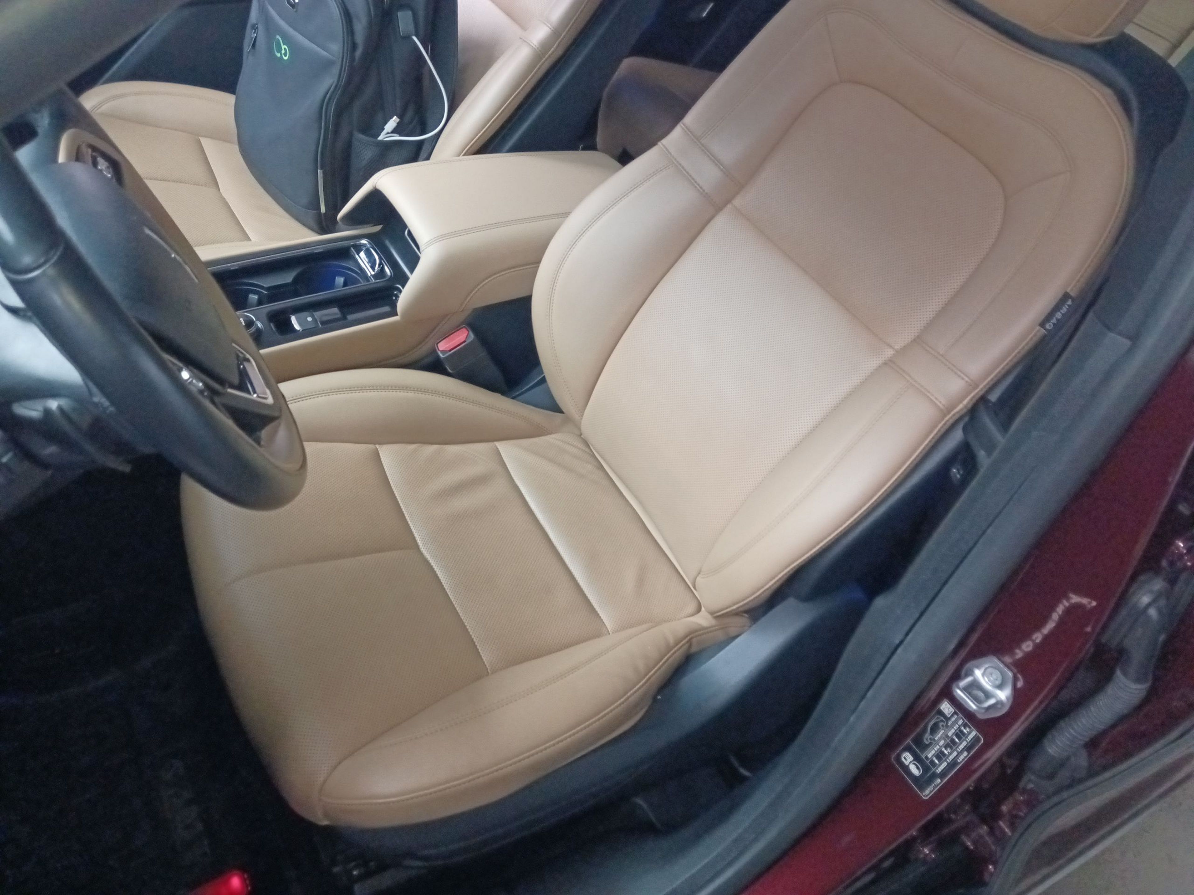 Переднее сиденье в автомобиле