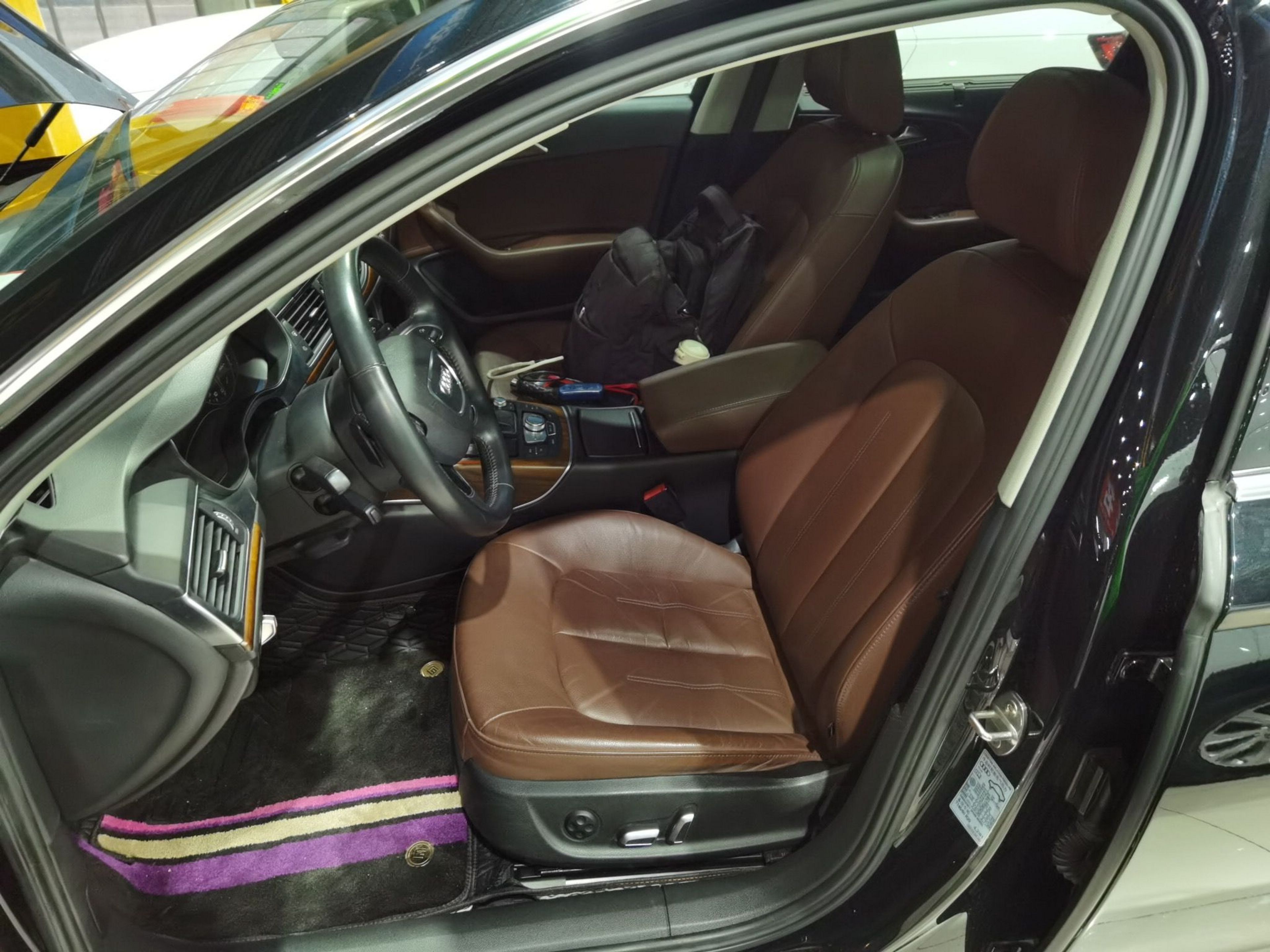 المقاعد الأمامية داخل السيارة