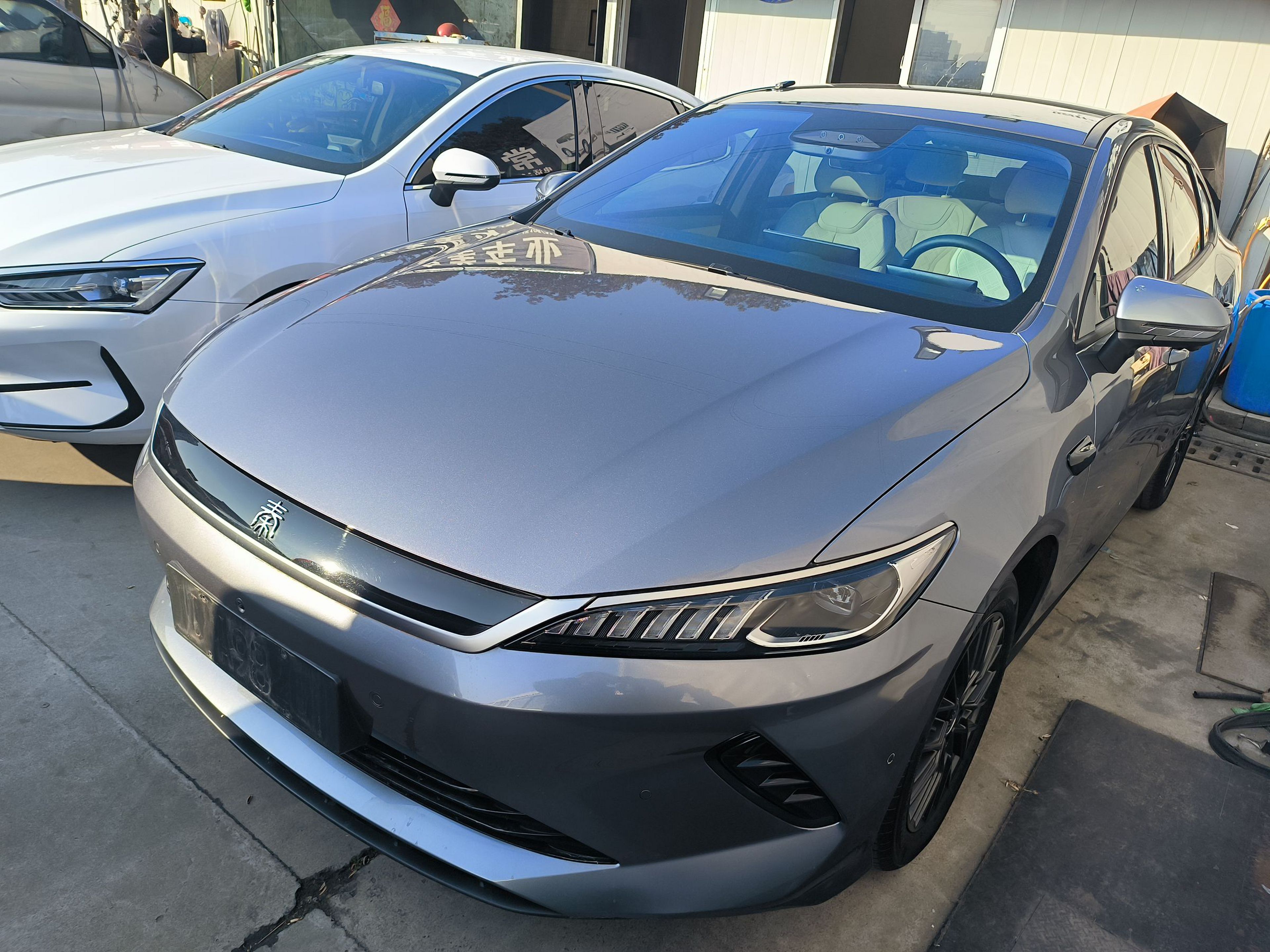 تحت مقدمة السيارة