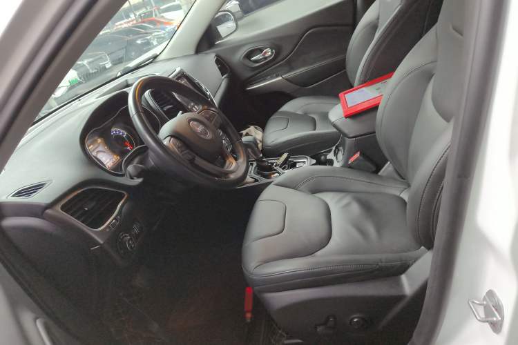 Used  Cherokee 2019 2.0T Two-Wheel Drive Smart Enjoyment Version China V
