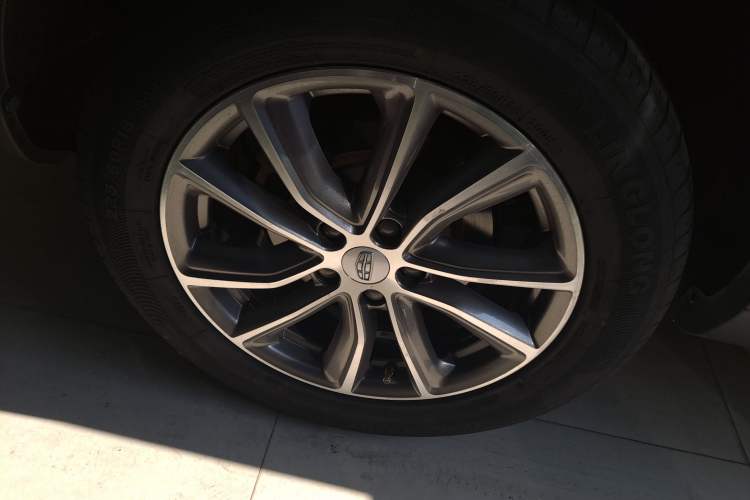 Used Geely Auto Emgrand X7 Sport 2020 1.8TD DCT Two-Wheel Drive Smart Connect 4G-Enabled Version
