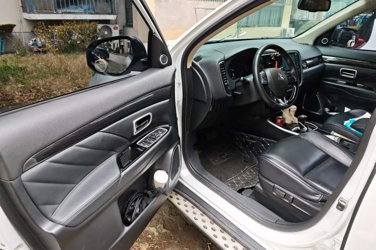 Used Mitsubishi Outlander 2019 2.0L Two-Wheel Drive Comfort Edition 5 Seats China VI Standard