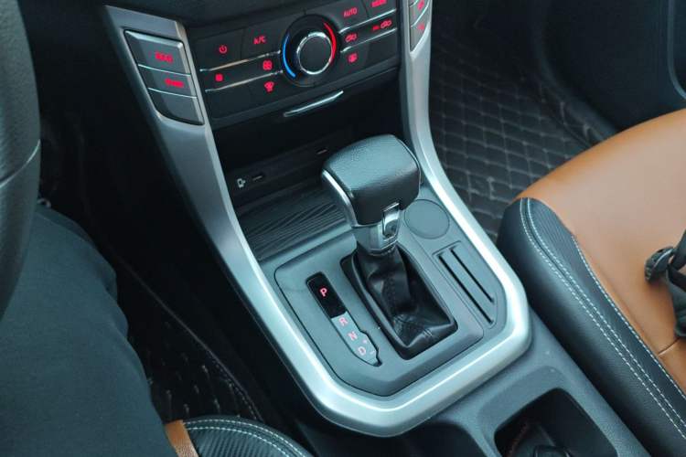 Used SAIC MAXUS T70 2021 2.0T Diesel Automatic Two-Wheel Drive Elite Version with Long Bed and High Ground Clearance
