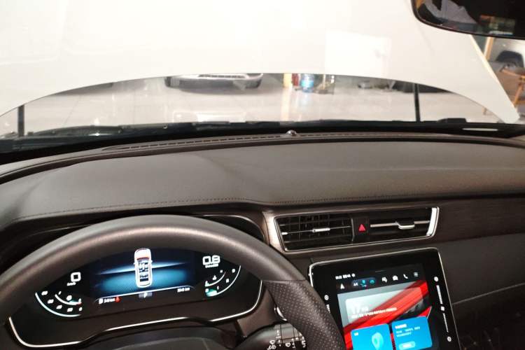 Used Roewe RX5 2023 PLUS 330TGI Automatic Trendsetting Smart Edition
