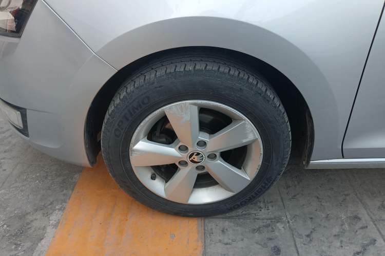 Used Skoda Rapid 2015 1.6L Automatic Smart Selection Model