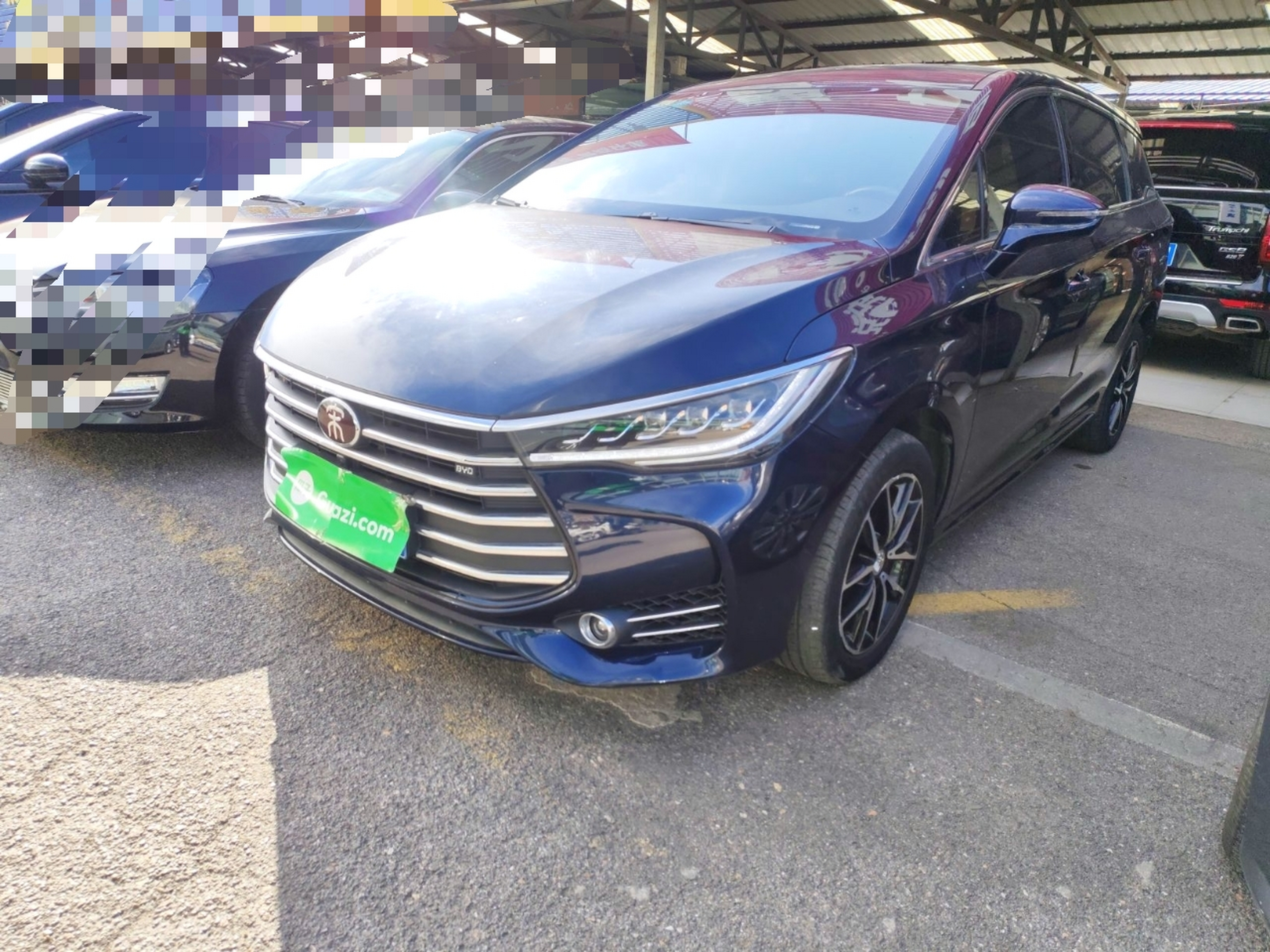 Под передней частью автомобиля