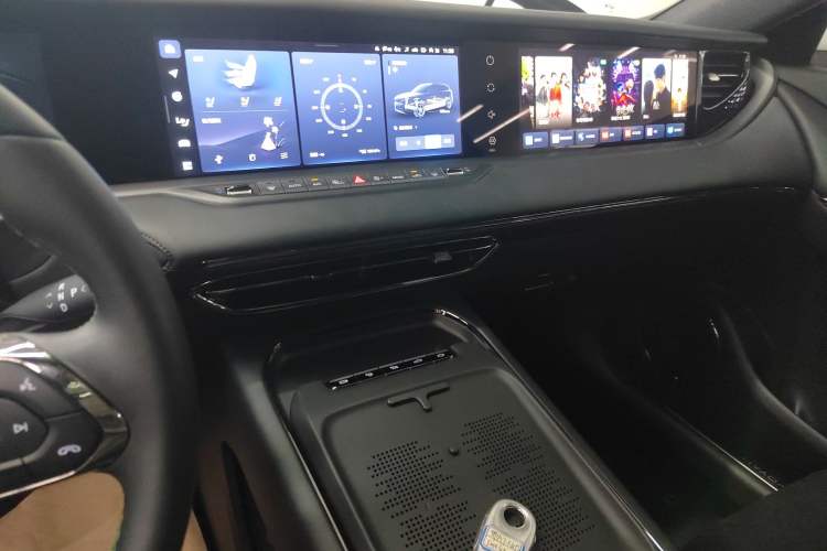 Used VOYAH FREE 2025 318 259 km All-Wheel-Drive Exploration Edition
