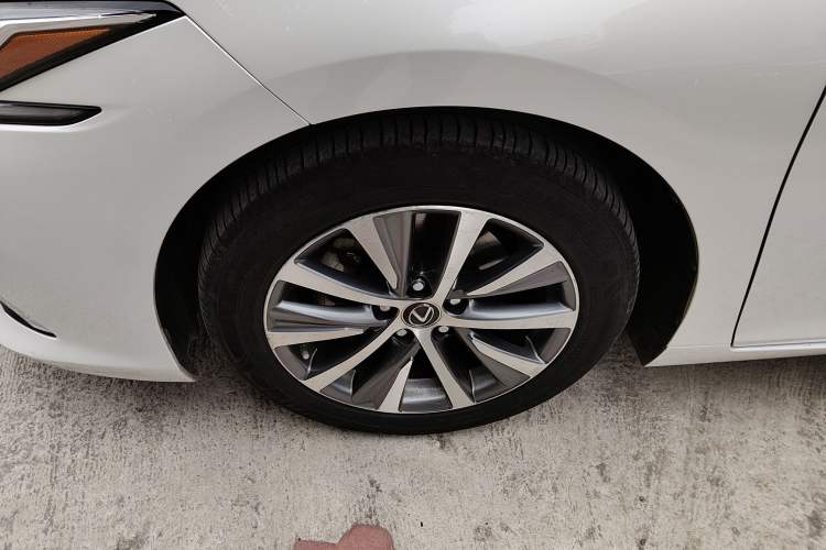 Used Lexus ES 2018 300h Premier Edition China VI Standard