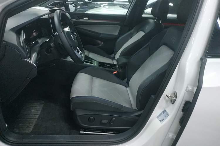 Used Volkswagen Golf 2025 300TSI R-Line
