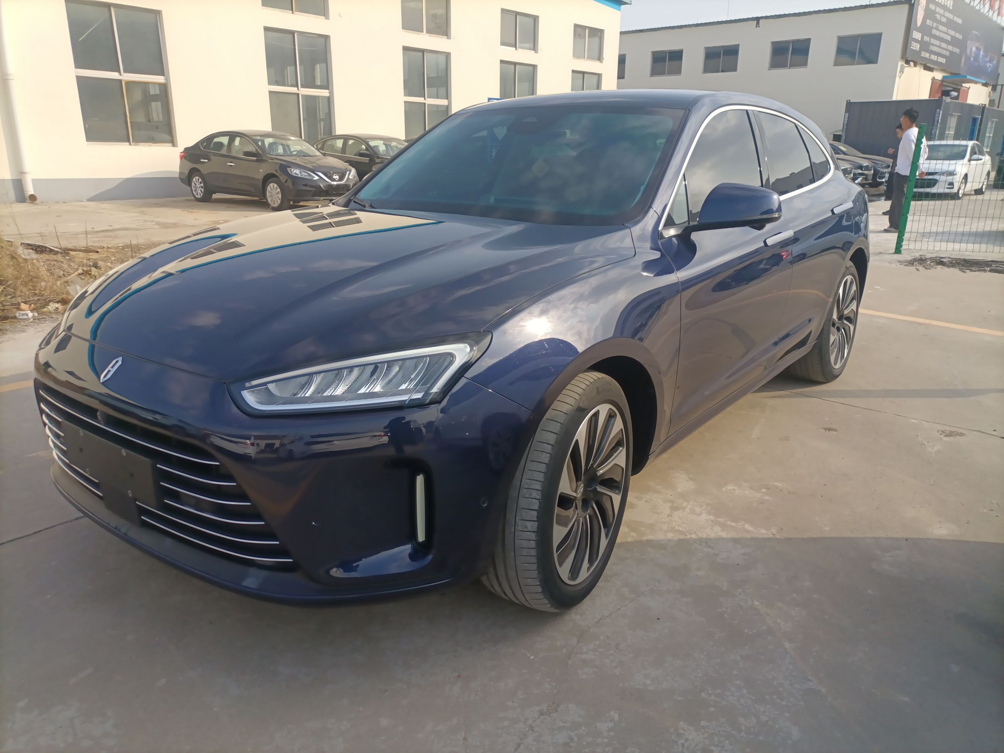 Под передней частью автомобиля