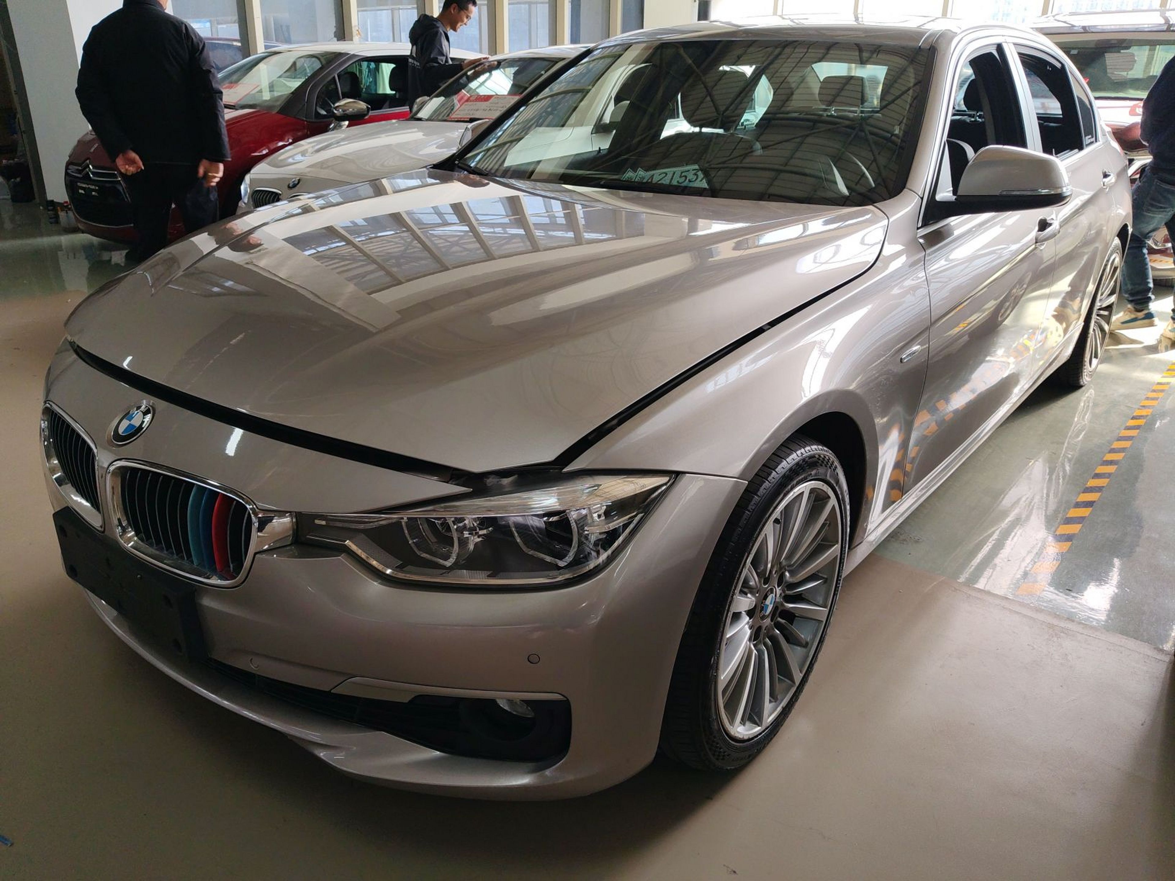 Под передней частью автомобиля