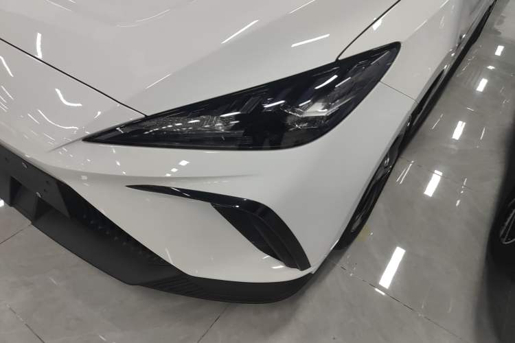 Used MG 4 EV 2023 415 km Range Sea-Faring Champion Edition
