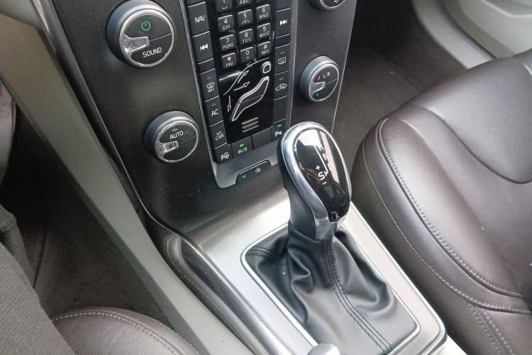 Used Volvo V40 2015 1.6T Zhiya Edition