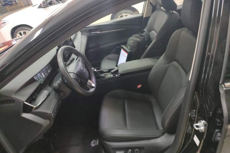 Used Toyota Camry 2024 Dual-Engine 2.5HG Prestige Edition
