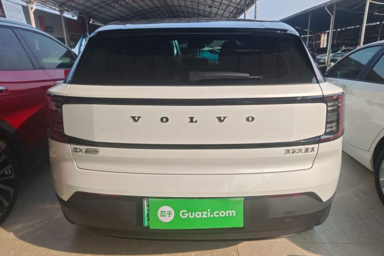 Used Volvo EX30 2025 Rear-Drive Long-Range Plus Model
