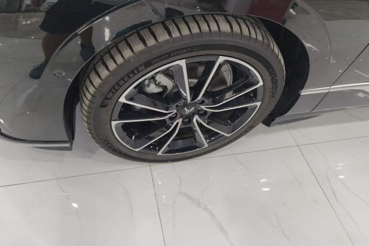 Used VOYAH PASSION 2024 PHEV Four-Wheel Drive Ultra-Long Range Flagship Model
