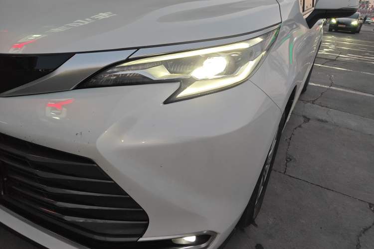 Used Toyota Sienna 2021 2.5L Hybrid Premium Edition
