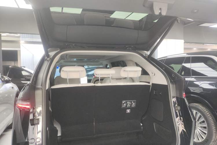 Used XPeng X9 2024 702 Ultra-Long Range Max
