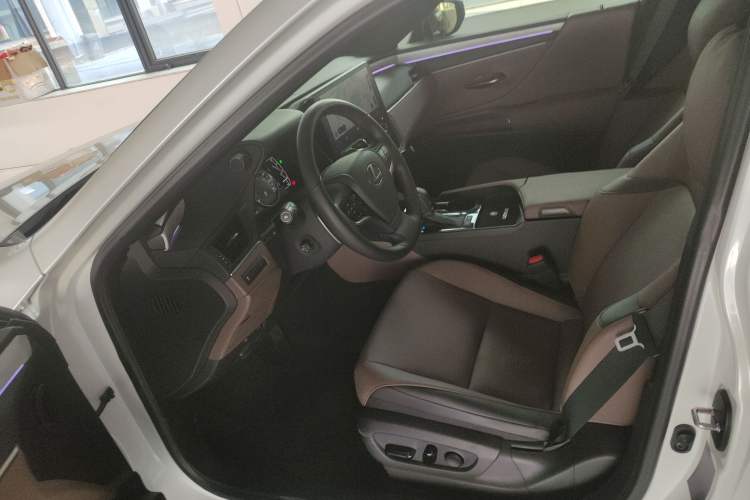 Used Lexus ES 2025 300h Deluxe Edition