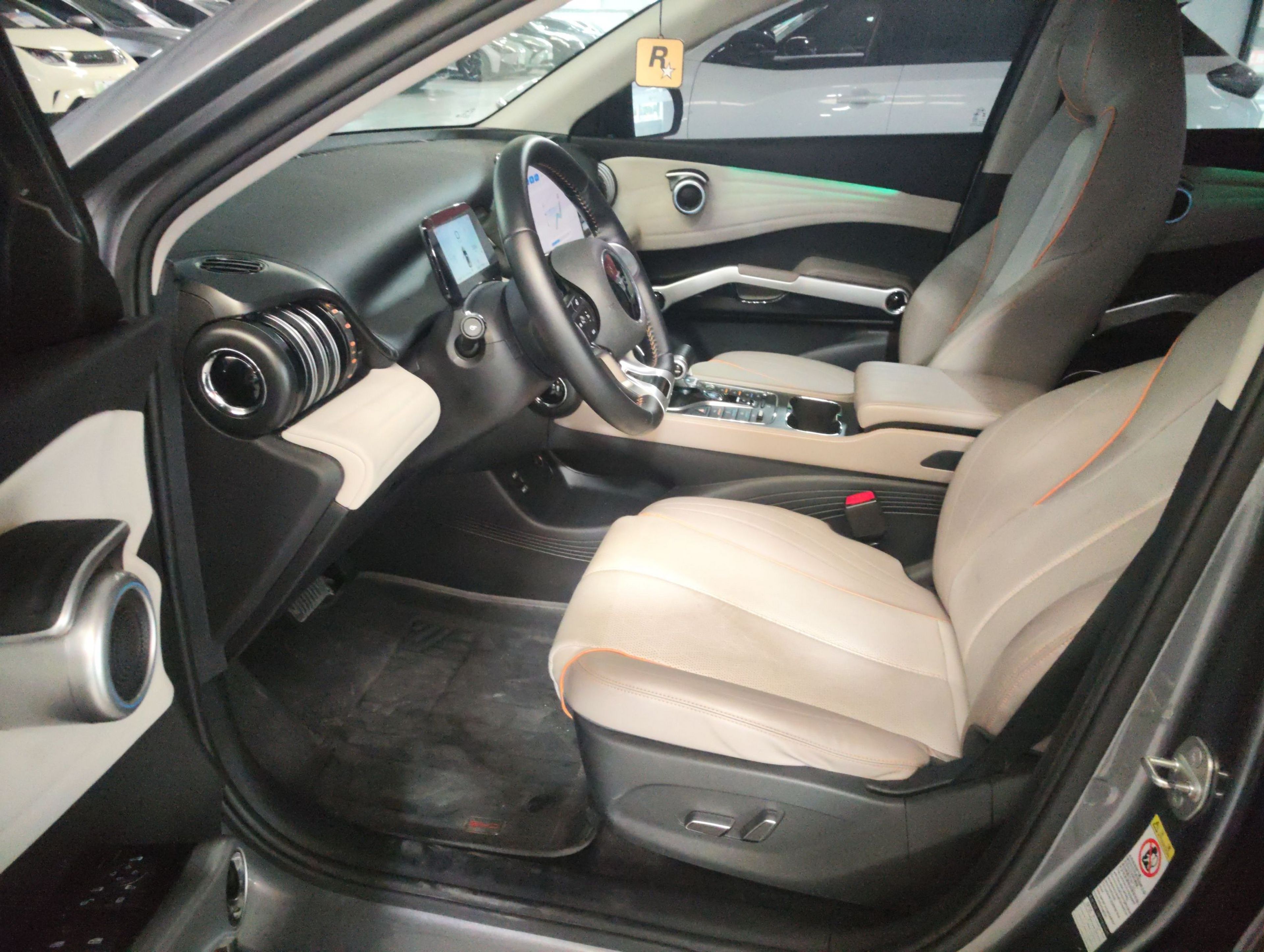 Переднее сиденье в автомобиле