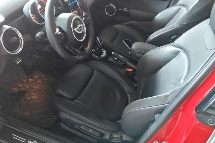 Used  MINI 2018 1.5T COOPER Classic Edition Five-Door Version
