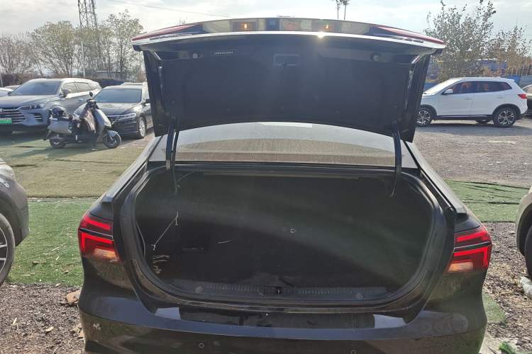 Used Roewe i6 New Energy 2017 45T Hybrid Connect & Smart Enjoyment Edition
