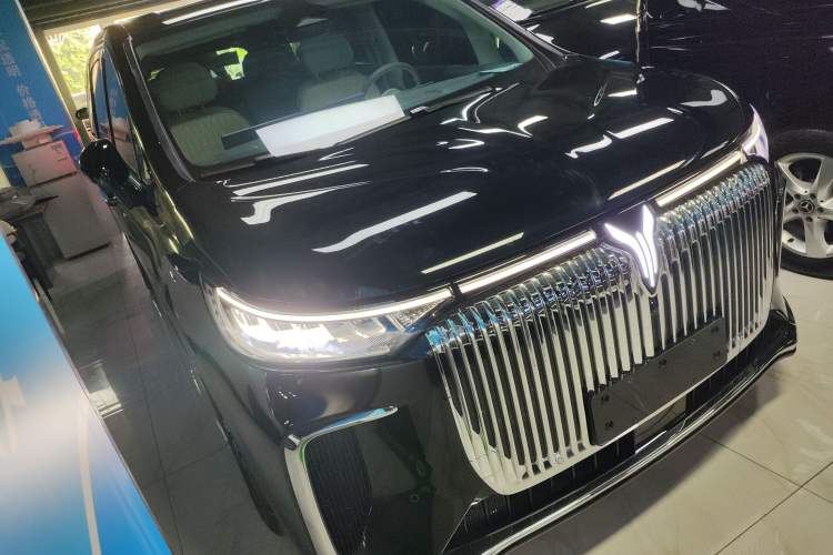 Used VOYAH Dream 2025 EV Four-Wheel Drive Flagship Kunpeng Edition
