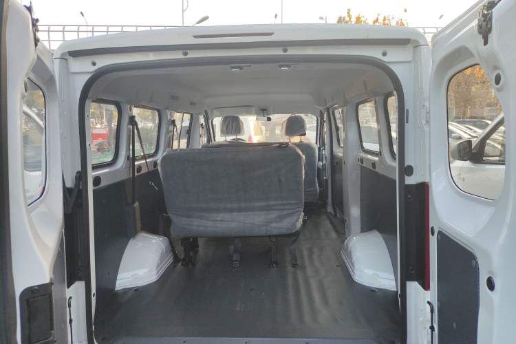 Used Wuling Yangguang 2024 300KM Comfort Version Passenger Van 75kW
